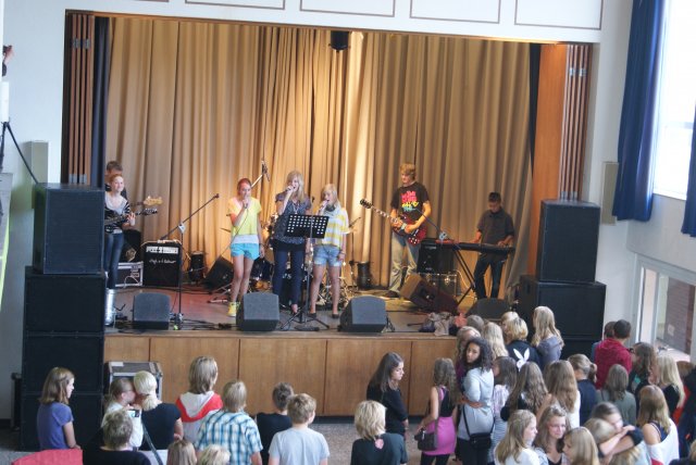 05-Schools_out_2011_