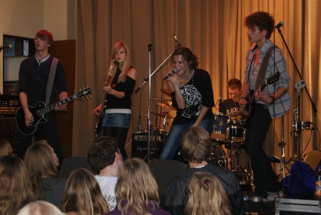 15-Schools_out_2011_