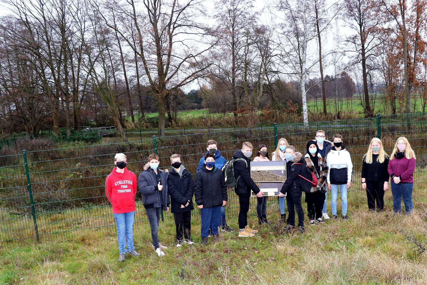 Gleich hinter dem Zaun liegt das Regenrückhaltebeckenbiotop. Hier soll das artenerhaltende Insektenhotel hin. Gleich hinter dem Zaun liegt das Regenrückhaltebeckenbiotop. Hier soll das artenerhaltende Insektenhotel hin. © Wenck