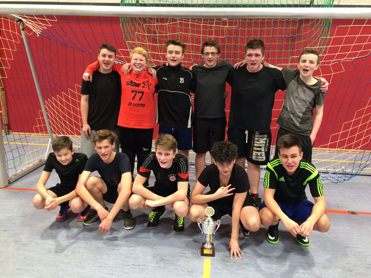 Stehend v.l.: Jonas Strebel, Kevin Mattfeldt, Luca Gryschkewitz, Daniel Albinger, Tristan Heitmann, Dustin Hirsch Knieend v.l.: Timo Drescher, Justus Rademacher, Jess-Connor Breen, Garip Bilici, Oliver Vollmer