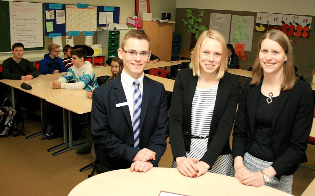 Calvin Dieckhoff, Lisanna Bellmann und Christin Heidecker von der Kreissparkasse Verden kamen und kommen für praxisnahen Unterricht in die Oberschule Langwedel - Foto: Wenck