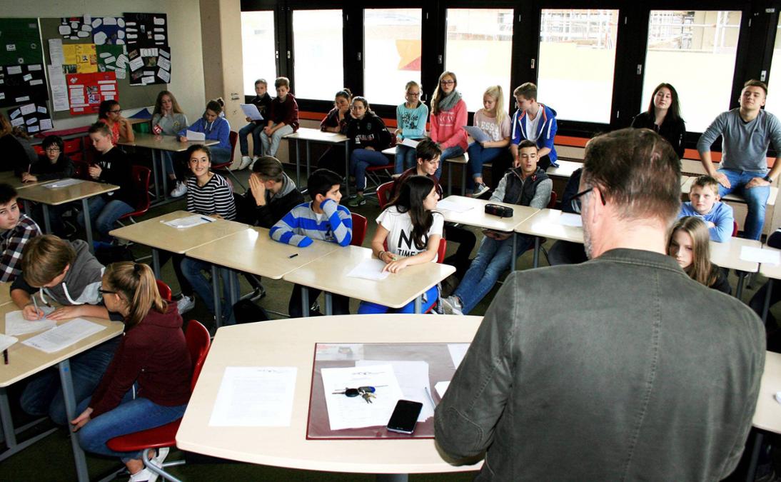 Mit dem Schülerrat sprach der stellvertretende Schulleiter Derik Eicke noch einmal die Details der neuen Nutzungsregeln für Handys durch, die die Klassensprecher dann weitergaben. Was da vorn auf dem Tisch liegt? Korrekt: ein Mobiltelefon.