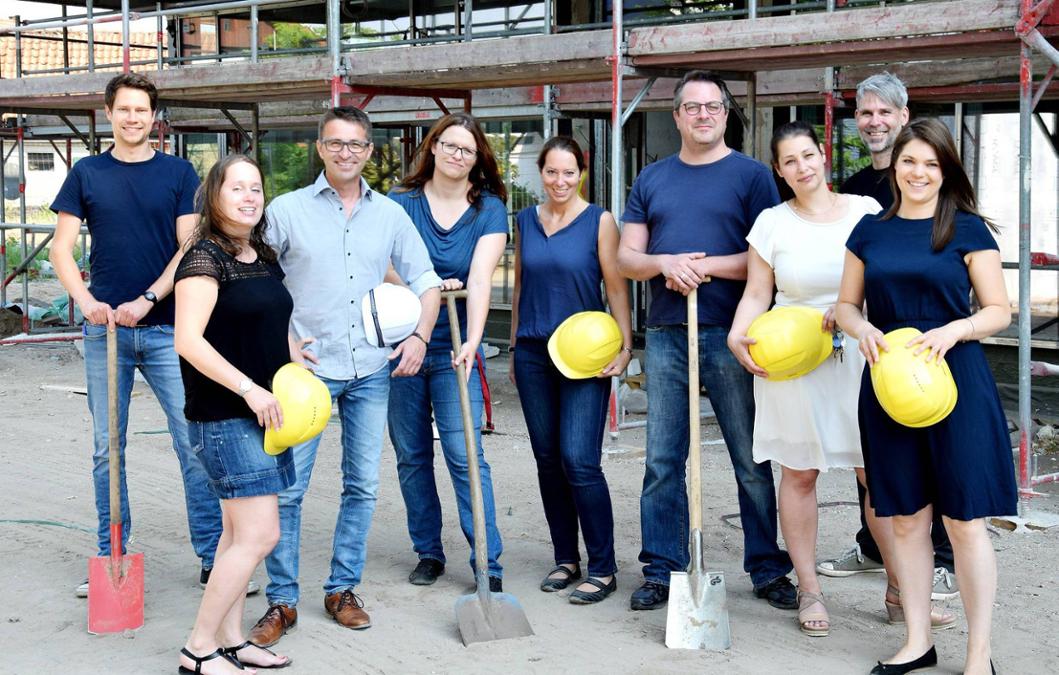An der Oberschule wird nicht nur am Gebäude gearbeitet, sondern auch an der Ausrichtung der Schule. Unter anderem von der Steuergruppe aus Roman Schell, Rachel Dygas, Rolf Bartels, Katja Nötzel, Tanja Glade, Axel Mildenberger-Rutz, Yasmin Seebeck, Andreas Kowalzik und Veronica Patek. Es fehlt Frauke Schnater. - Foto: Uwe Bracht