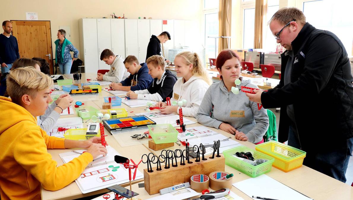Noch Fragen? Henning Lichtenstein (re.) von der EWE in Oldenburg steht den jungen Leute beim Projekttag an der Oberschule Langwedel mit Rat und Tat zur Seite.