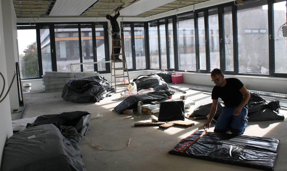 Elektriker und andere Handwerker haben in vielen Räumen noch eine Menge Arbeit zu erledigen, damit dort im zweiten Schulhalbjahr Schüler und Lehrer mit dem Unterricht starten können. © Mix