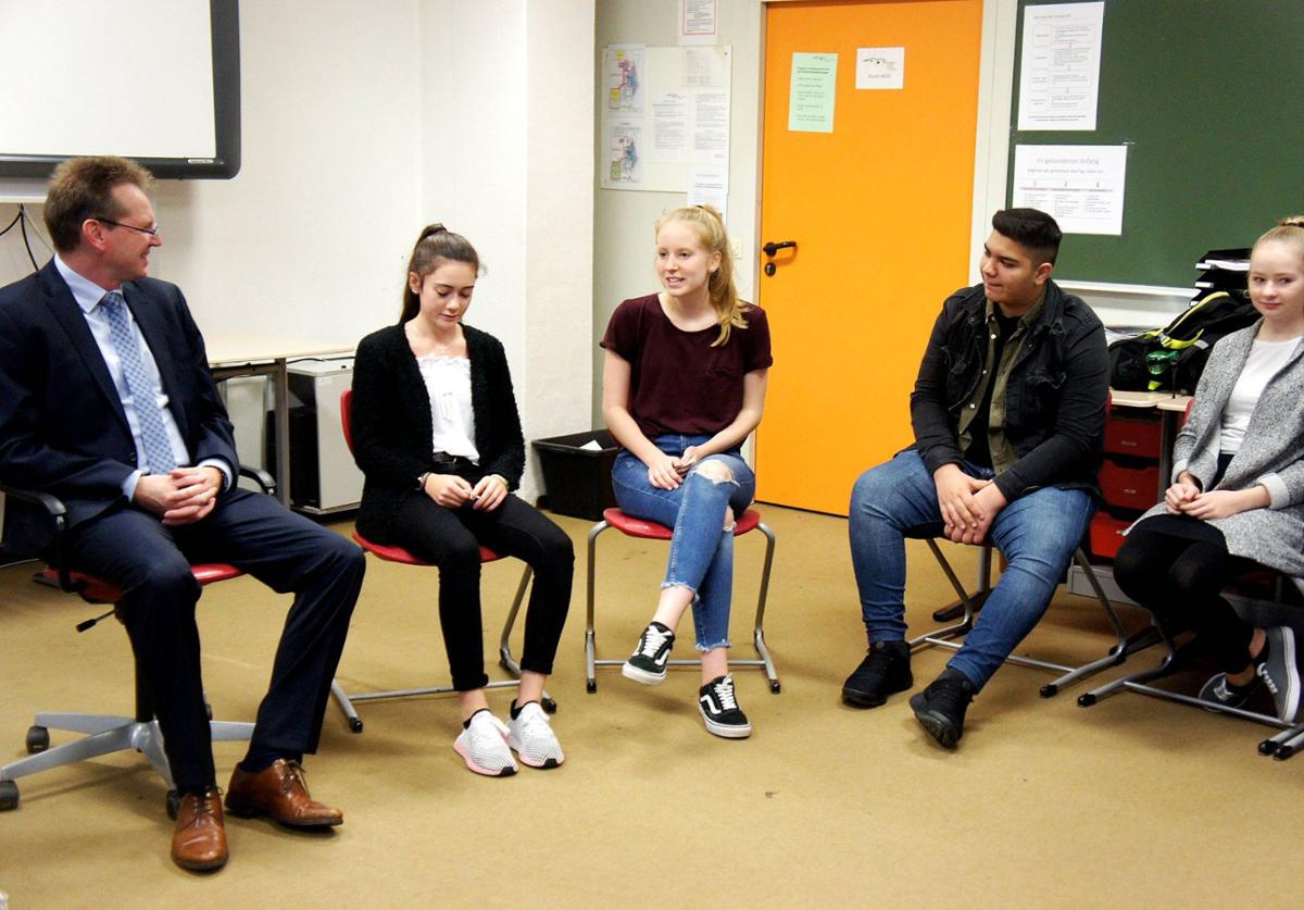 Bürgermeister Andreas Brandt (li.) war der erste Interviewpartner der Oberschüler.