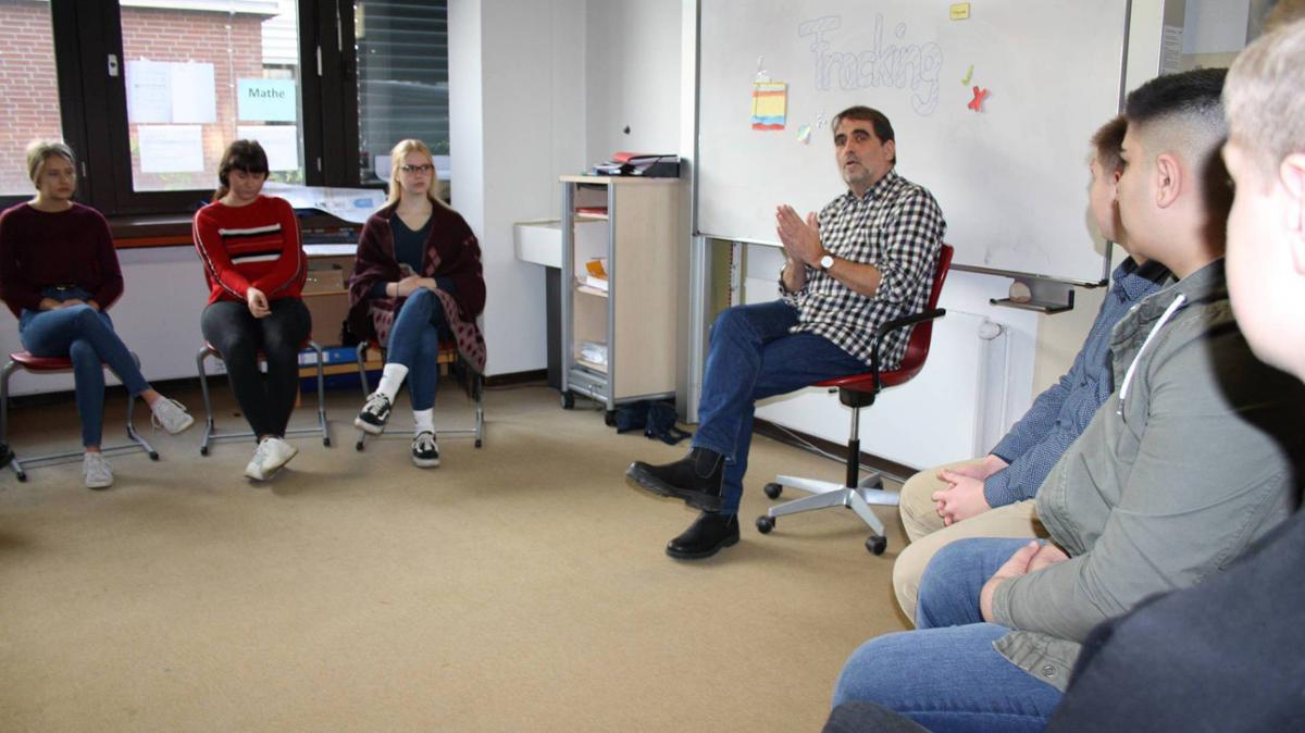 Zum Thema „Chancen und Risiken der Erdgasförderung“ in der heimischen Region war gestern Heinz Oberlach, Pressesprecher der Deutschen Erdöl AG, in der Klasse 10c der Oberschule am Goldbach zu Gast.