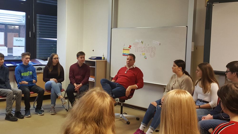 Andreas Mattfeldt nimmt sich Zeit für die Fragen der Langwedeler Oberschüler. Dabei geht es nicht nur um Risiken und Umweltprobleme, die die Erdgasförderung mit sich bringt. Auch die Frage der moralischen Vertretbarkeit interessiert die Jugendlichen. (Ivonne Wüsthof)