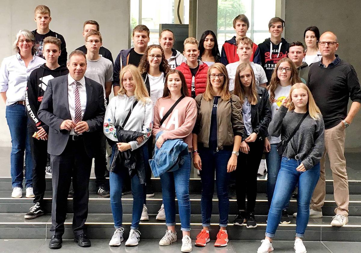 Die 10b mit ihren Lehrern Jörg Schiffner und Christiane Muschol traf bei ihrer Abschlussfahrt einen Abgeordneten, der sich trotz jeder Menge Arbeit Zeit für sie nahm.