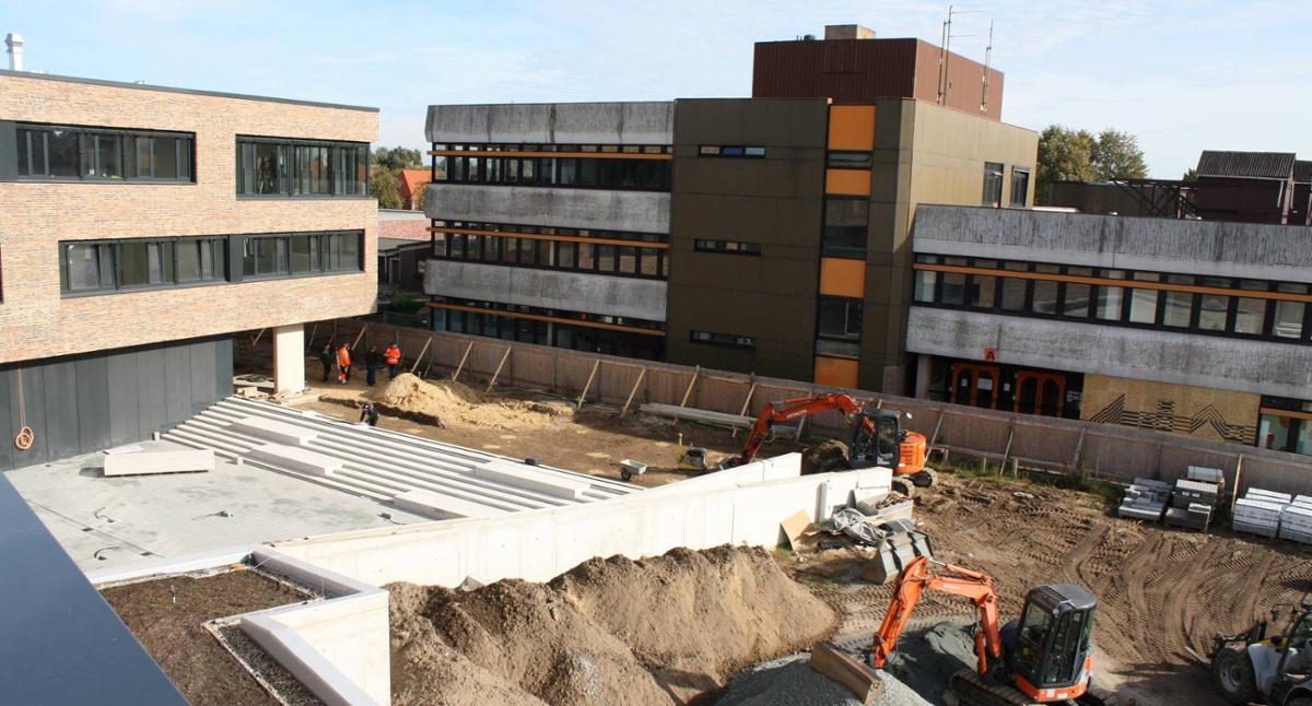 Wenn der Neubau (links) in Betrieb gegangen ist, werden die verbliebenen beiden alten Gebäude abgerissen. Zuletzt soll Block A (rechts) dem Erdboden gleich gemacht werden.© Mix