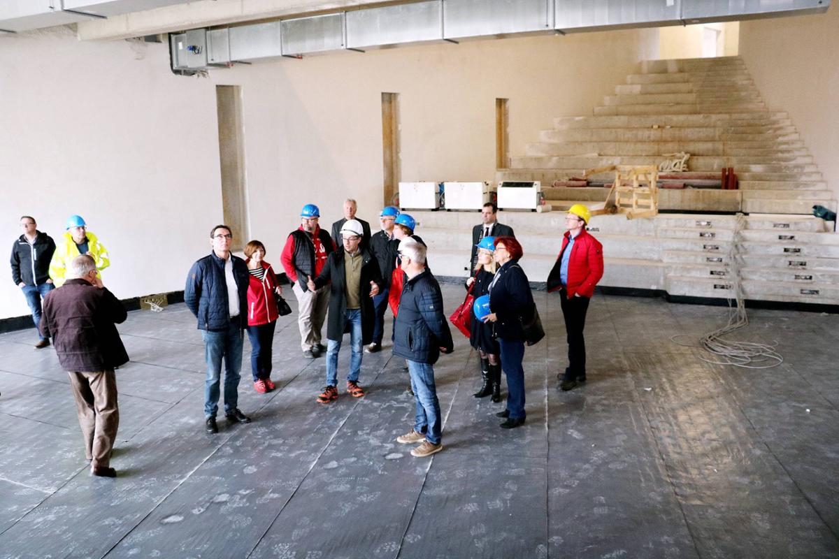 Die SPD-Kreistagsfraktion konnte sich jetzt ein Bild vom Stand der Bauarbeiten in der neuen Oberschule machen. Mit dabei natürlich die Aula – im Ensemble mit der Bühne und der Mensa für Schulleiter Rolf Bartels „ein Juwel“.