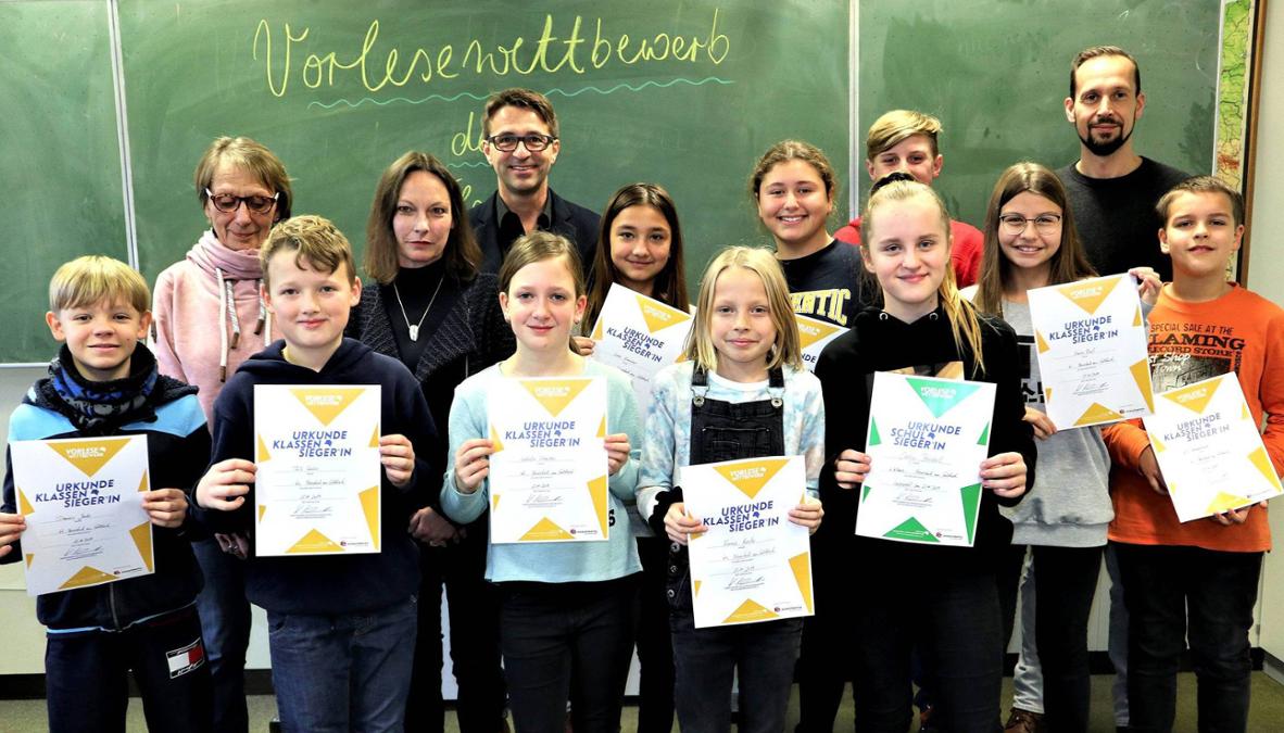 In Topform präsentierten sich die Vorleser der Oberschule Langwedel der Jury – die sich dann am Ende einstimmig für Cathy Broszeit als Siegerin entschied. © Hustedt
