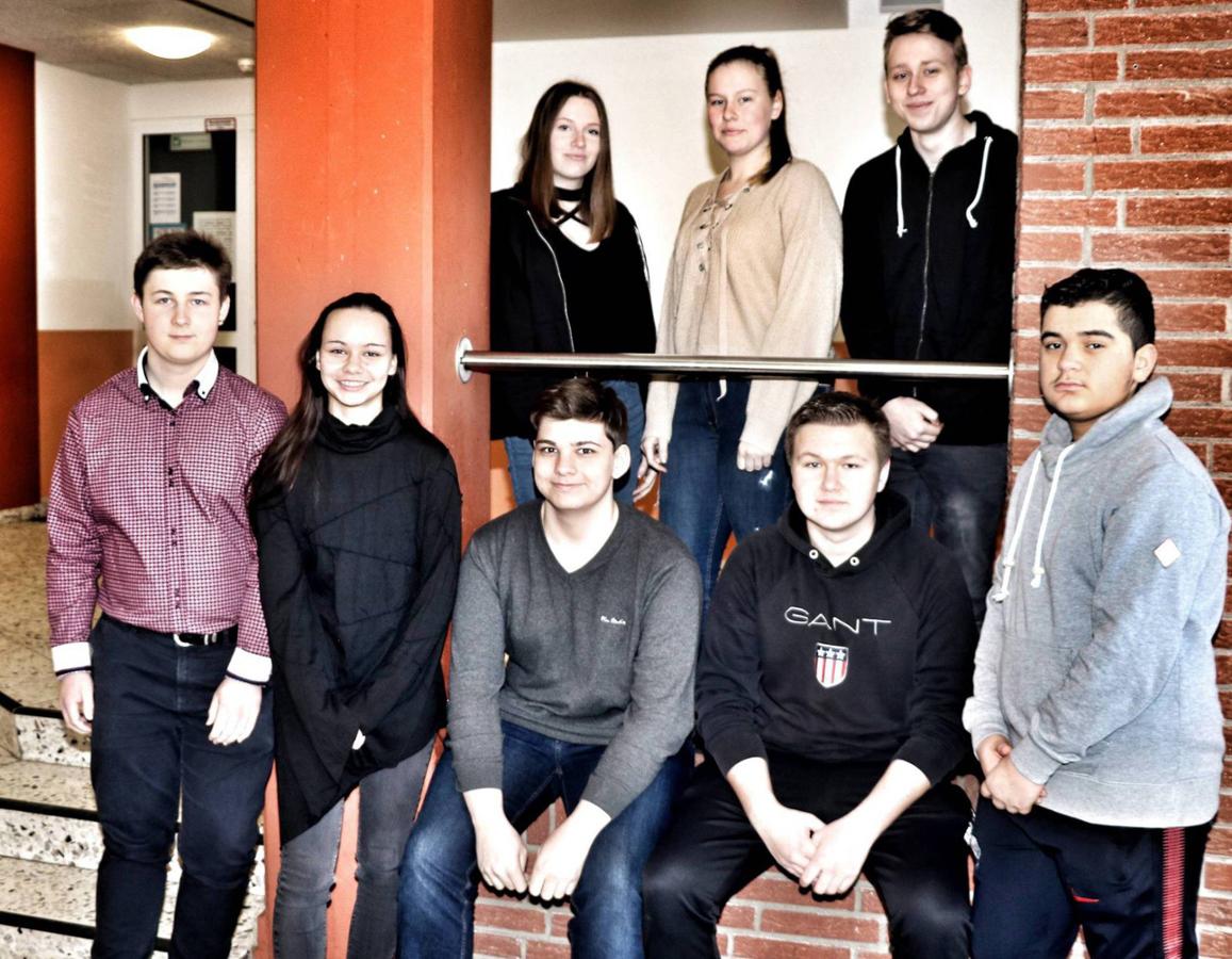 Die erfolgreichen Langwedeler Börsenhändler (v.li.) Niels Musold, Emily Radczewske, Annina Adam, Jan Ole von Salzen, Vanessa Mattfeldt, Leon Penzek, Dominique Haberstroh und Serhabun Kilinc. © Wenck