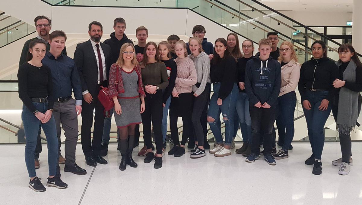 Beim Besuch des niedersächsischen Landtags in Hannover traf die Klasse 10c der Oberschule am Goldbach mit ihrem Lehrer Derik Eicke (hinten links) auf die heimische SPD-Abgeordnete Dörte Liebetruth und Umweltminister Olaf Lies. © ps