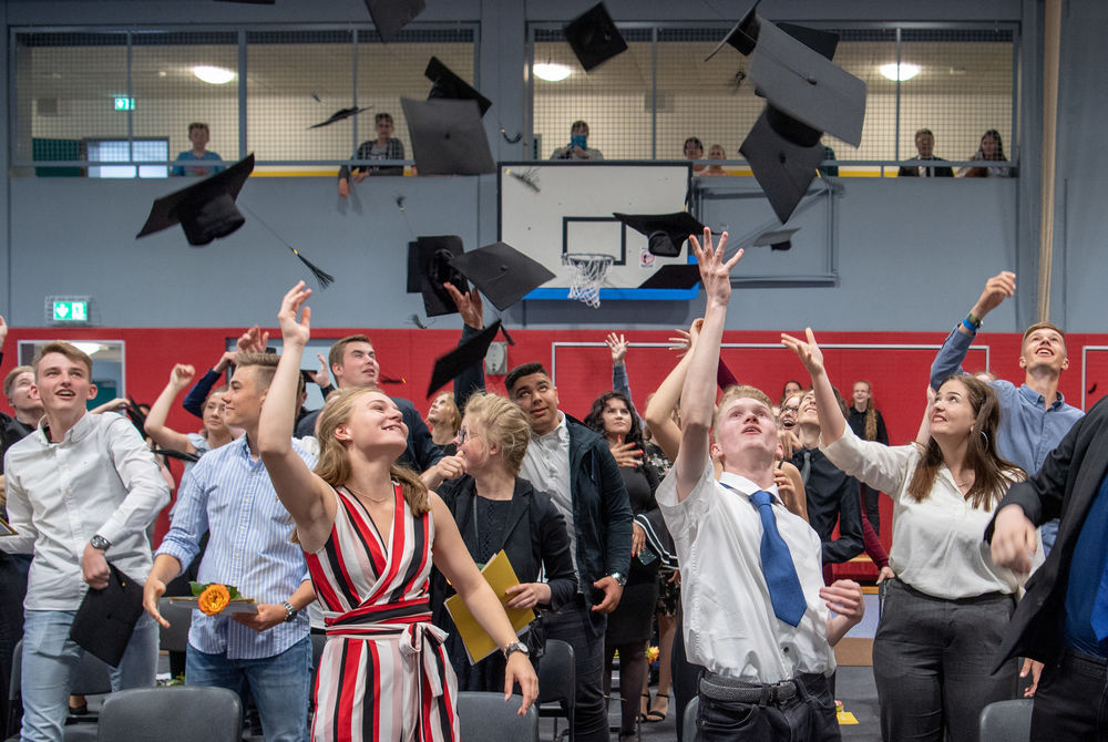 Wie in den Vereinigten Staaten: Zum Abschluss der Entlassungsfeier durften die Schüler der Oberschule am Goldbach Absolventenhüte in die Luft werfen. (Björn Hake)