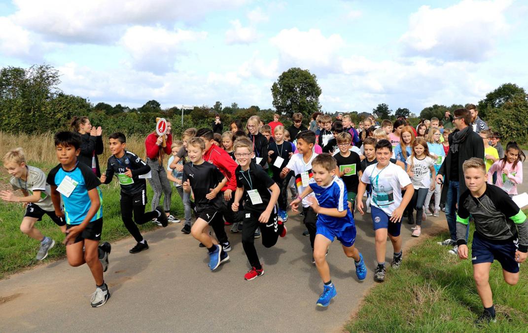 Ab durch die Marsch: Die Oberschülerinnen und Oberschüler starteten nach Klassen und Jahrgängen. Foto: Wenck