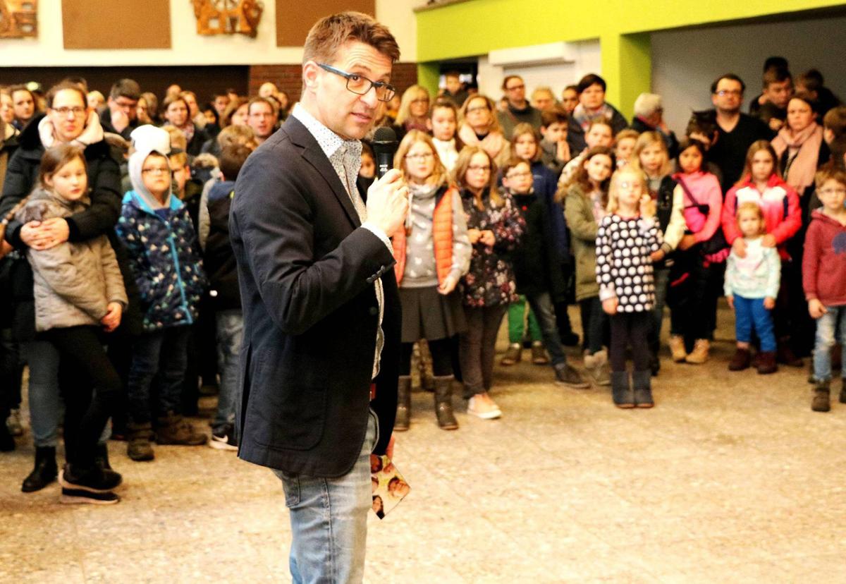„Kann es losgehen?“ Es kann. Schulleiter Rolf Bartels hat die Begrüßung gemacht, gleich übernehmen wenn gewünscht die Zehntklässler die Führung durch die Oberschule. © Wenck