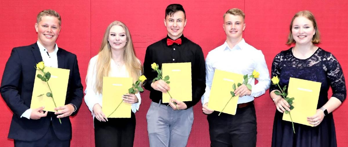 Eric Häger, Anne Radecke, Oskar Heine, Marlon Cyriacks und Fenja Fahrenholz (v.li.) wurden für ihren Einsatz als Schülersprecher, vorbildliches Sozialverhalten, besondere Verdiente im Schulsanitätsdienst und im Falle von Marlon Cyriacks für überdurchschnittliche Leistungen ausgezeichnet.© Hustedt