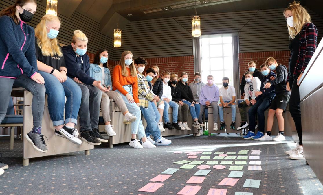 Ausgesprochen diskussionsfreudig präsentierten sich die Schülerinnen und Schüler der Oberstufe im Bürgersaal des Langwedeler Rathauses. „Rettet die Wahlen“ war ihr Thema des Tages. © Wenck