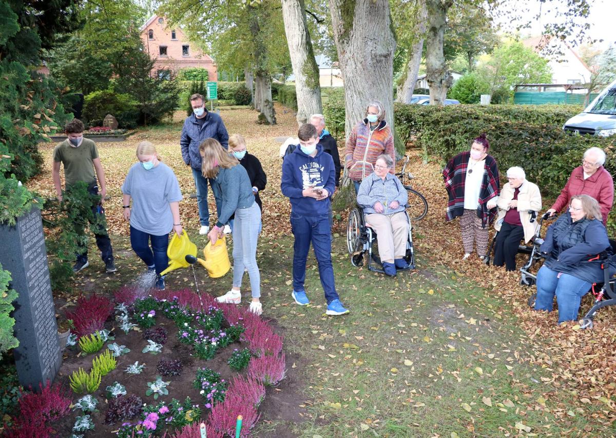 Die Pflanz- und Verschönerungsaktion der Oberschülerinnen und -schüler fand gestern zum ersten Mal mit der Unterstützung der Hubertus Tagespflege Langwedel statt. © Wenck