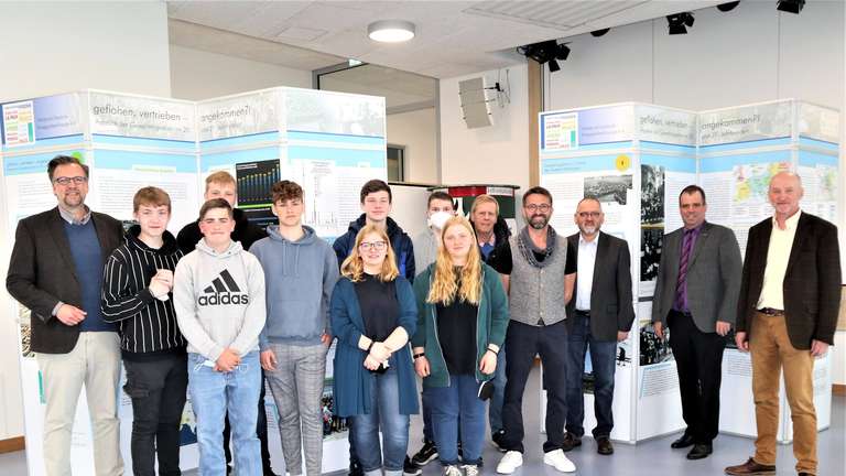 Um Flucht, Vertreibung und Gewaltmigration dreht sich die Ausstellung, die jetzt in der Oberschule Langwedel eröffnet wurde. © Hustedt