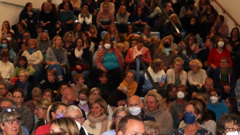Mit 20 bis 30 Interessierten hatte Langwedels Oberschulrektor Rolf Bartels nach eigener Aussage gerechnet. Es kamen mehrere Hundert Besucherinnen und Besucher. © Laue